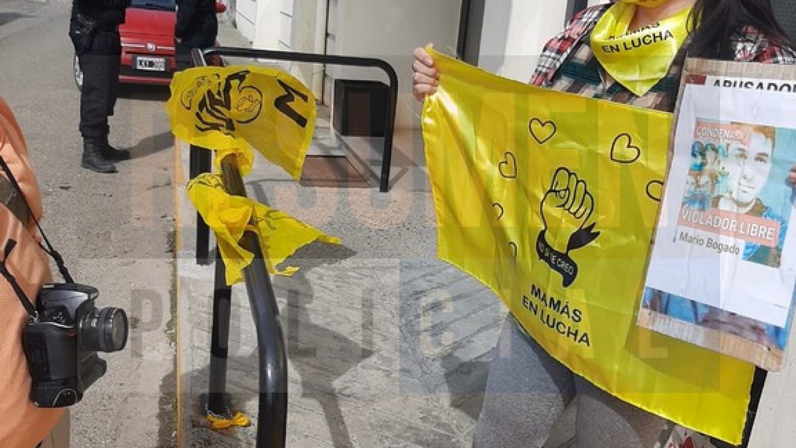 Madre de una víctima de abuso sexual se encadenó al juzgado reclamando que el condenado por el hecho vaya a la cárcel tras ser rechazada su casación